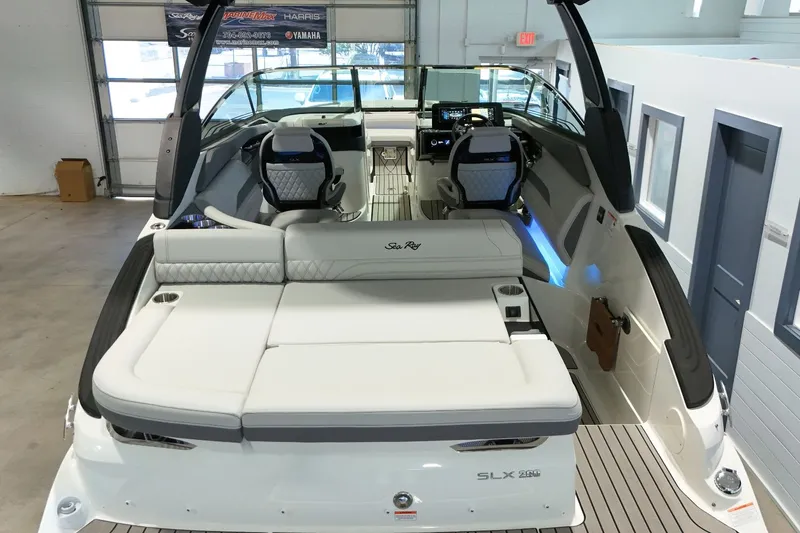 Slide: The Image of Sea Ray SLX 260 2026 - 4