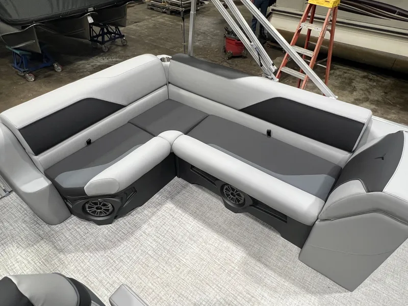 Slide: The Image of Tahoe Sport CRB 2180 Cruise Rear Bench 2026 - 13