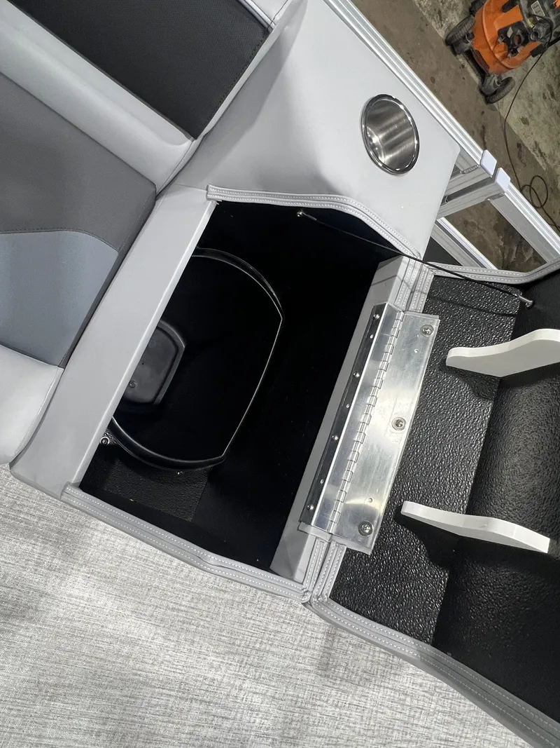 Slide: The Image of Tahoe Sport CRB 2180 Cruise Rear Bench 2026 - 16