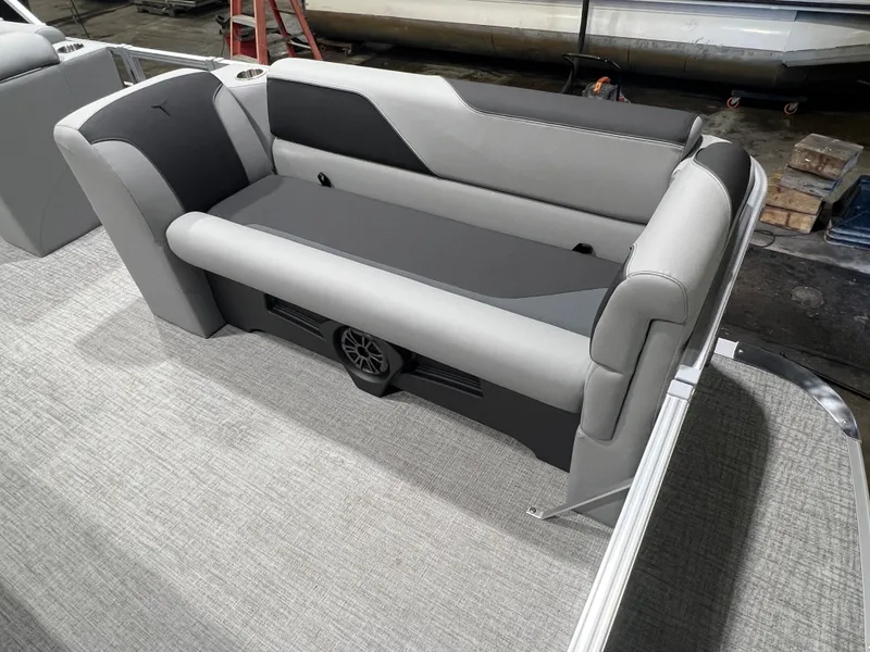 Slide: The Image of Tahoe Sport CRB 2180 Cruise Rear Bench 2026 - 7
