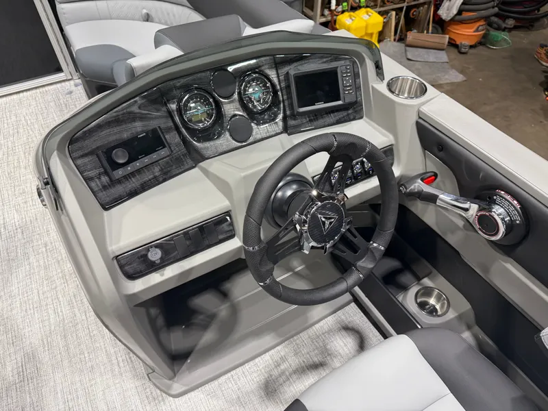 Slide: The Image of Tahoe LTZ 1985 Cruise Pontoon & Honda 4-Stroke EFI 2026 - 10