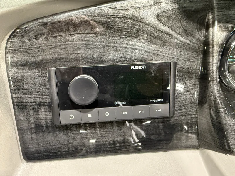 Slide: The Image of Tahoe LTZ 1985 Cruise Pontoon & Honda 4-Stroke EFI 2026 - 11