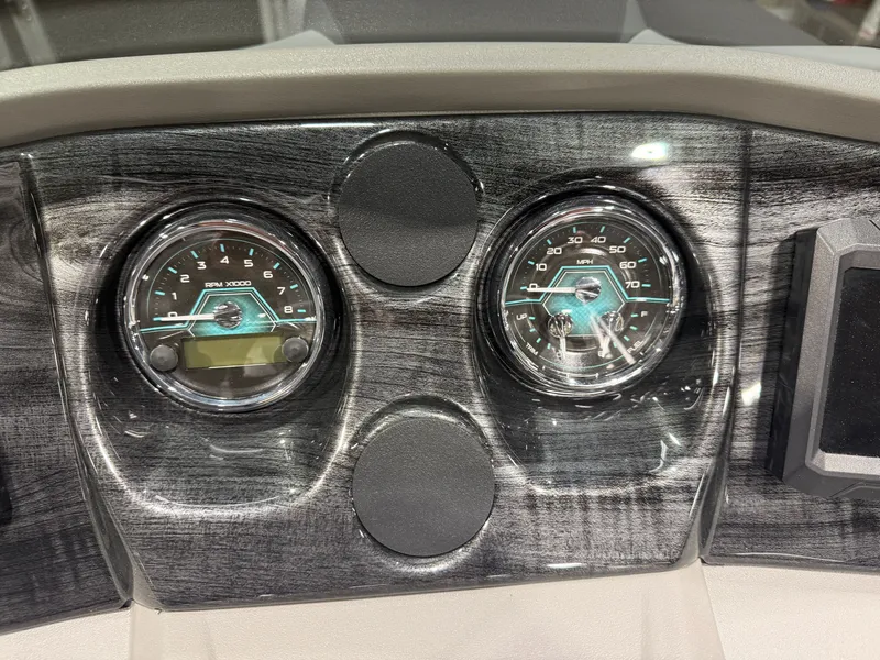 Slide: The Image of Tahoe LTZ 1985 Cruise Pontoon & Honda 4-Stroke EFI 2026 - 12