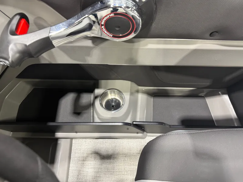 Slide: The Image of Tahoe LTZ 1985 Cruise Pontoon & Honda 4-Stroke EFI 2026 - 14