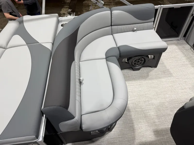 Slide: The Image of Tahoe LTZ 1985 Cruise Pontoon & Honda 4-Stroke EFI 2026 - 15