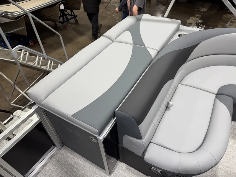 Slide: The Image of Tahoe LTZ 1985 Cruise Pontoon & Honda 4-Stroke EFI 2026 - 16