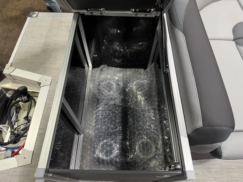 Slide: The Image of Tahoe LTZ 1985 Cruise Pontoon & Honda 4-Stroke EFI 2026 - 17