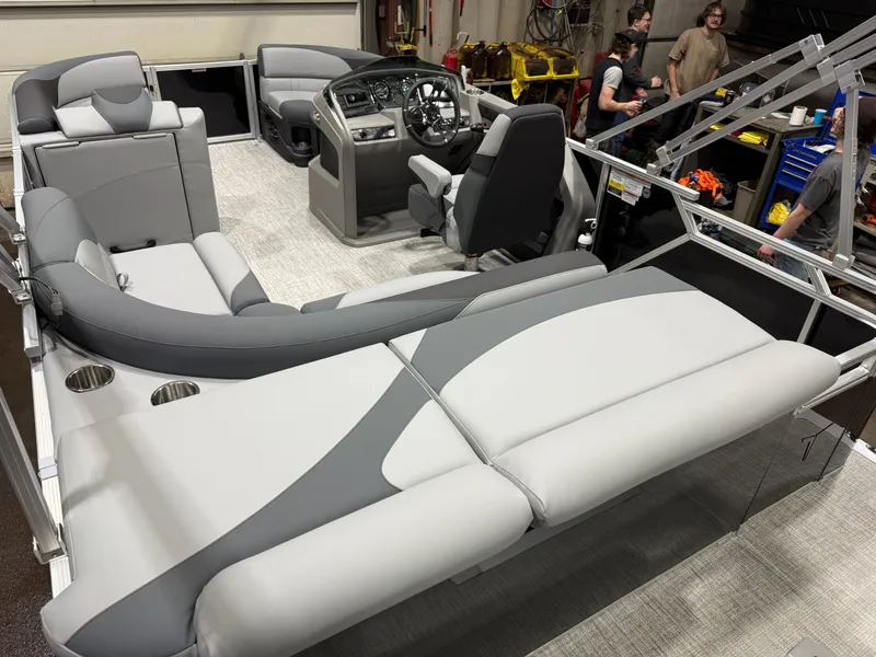 Slide: The Image of Tahoe LTZ 1985 Cruise Pontoon & Honda 4-Stroke EFI 2026 - 19