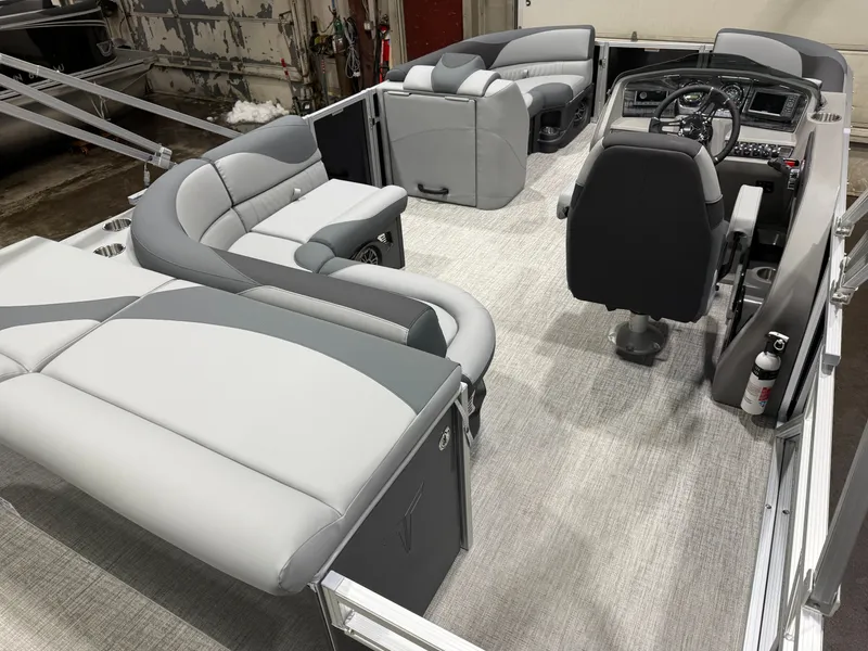 Slide: The Image of Tahoe LTZ 1985 Cruise Pontoon & Honda 4-Stroke EFI 2026 - 20