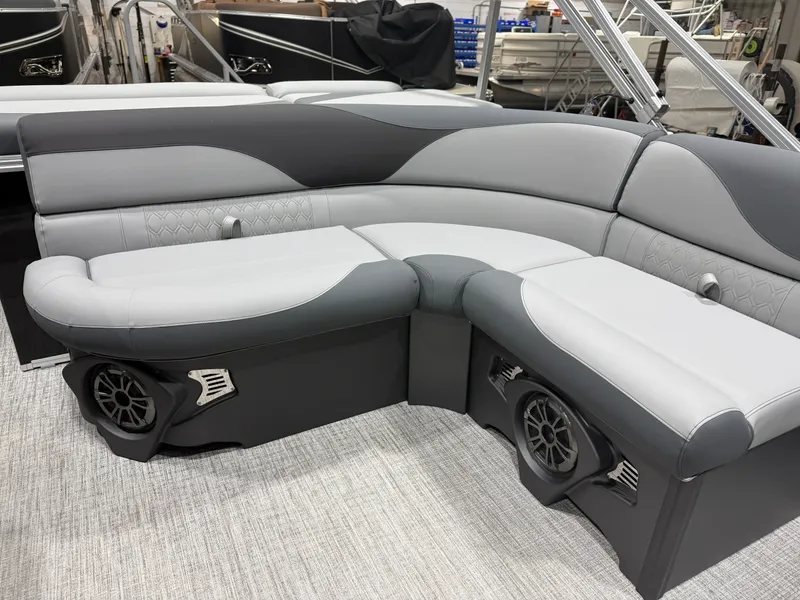 Slide: The Image of Tahoe LTZ 1985 Cruise Pontoon & Honda 4-Stroke EFI 2026 - 21