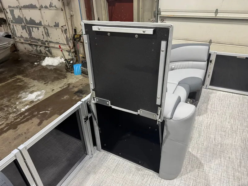 Slide: The Image of Tahoe LTZ 1985 Cruise Pontoon & Honda 4-Stroke EFI 2026 - 23