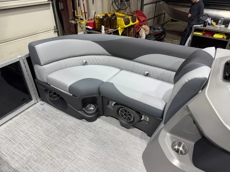 Slide: The Image of Tahoe LTZ 1985 Cruise Pontoon & Honda 4-Stroke EFI 2026 - 25