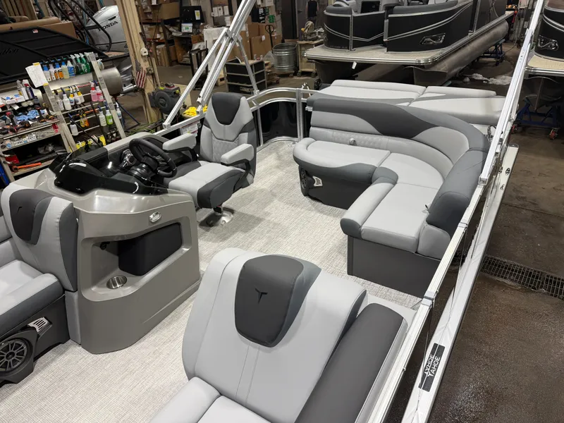 Slide: The Image of Tahoe LTZ 1985 Cruise Pontoon & Honda 4-Stroke EFI 2026 - 3