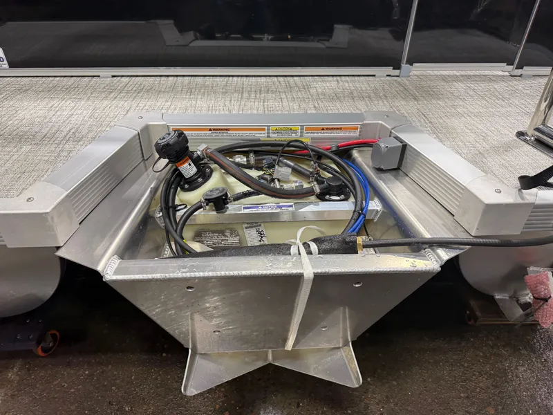 Slide: The Image of Tahoe LTZ 1985 Cruise Pontoon & Honda 4-Stroke EFI 2026 - 37