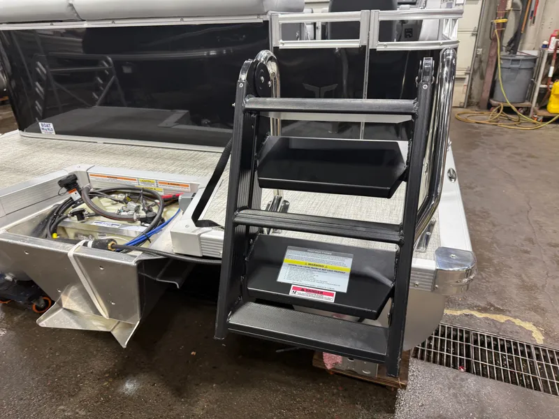 Slide: The Image of Tahoe LTZ 1985 Cruise Pontoon & Honda 4-Stroke EFI 2026 - 38