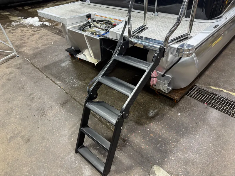 Slide: The Image of Tahoe LTZ 1985 Cruise Pontoon & Honda 4-Stroke EFI 2026 - 39