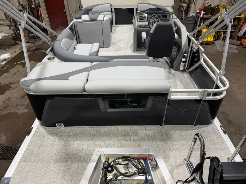 Slide: The Image of Tahoe LTZ 1985 Cruise Pontoon & Honda 4-Stroke EFI 2026 - 4
