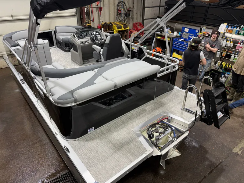 Slide: The Image of Tahoe LTZ 1985 Cruise Pontoon & Honda 4-Stroke EFI 2026 - 41