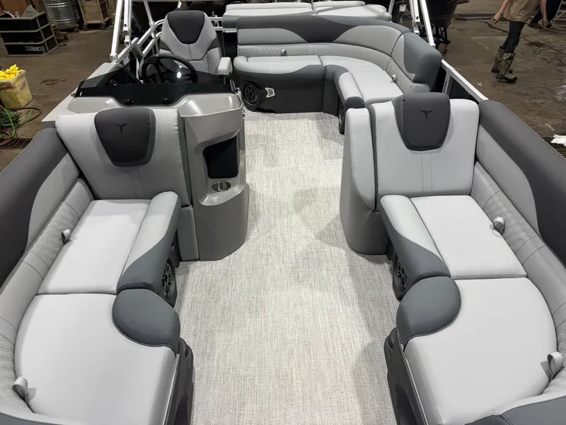 Slide: The Image of Tahoe LTZ 1985 Cruise Pontoon & Honda 4-Stroke EFI 2026 - 5