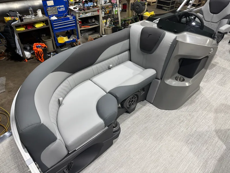 Slide: The Image of Tahoe LTZ 1985 Cruise Pontoon & Honda 4-Stroke EFI 2026 - 6