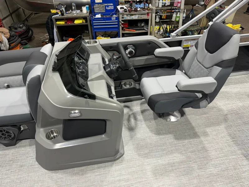 Slide: The Image of Tahoe LTZ 1985 Cruise Pontoon & Honda 4-Stroke EFI 2026 - 8