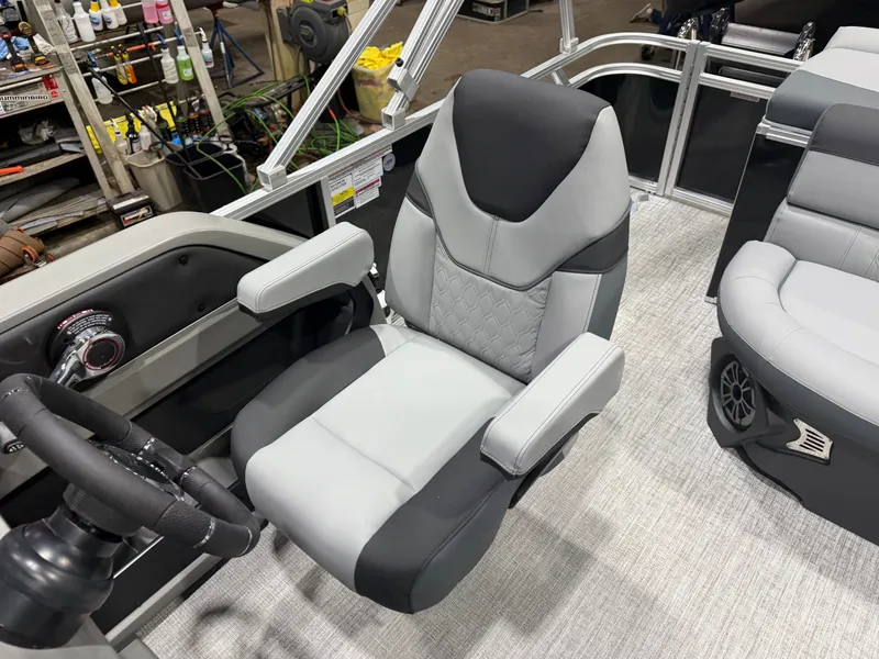 Slide: The Image of Tahoe LTZ 1985 Cruise Pontoon & Honda 4-Stroke EFI 2026 - 9