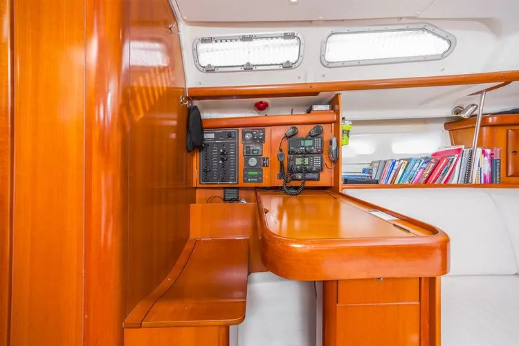 Slide: The Image of 2006 Beneteau 423 - Image 25 - 25