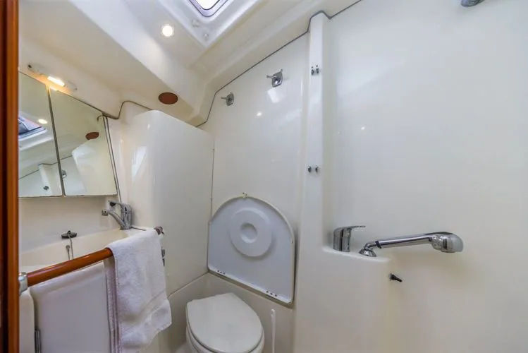 Slide: The Image of 2006 Beneteau 423 - Image 31 - 31