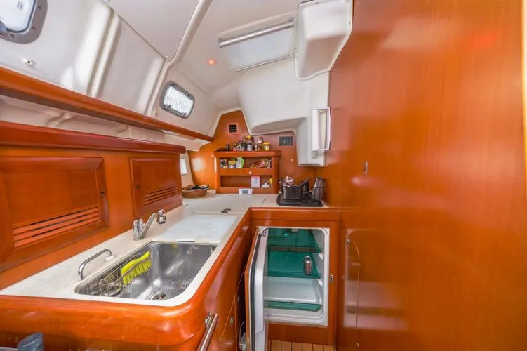 Slide: The Image of 2006 Beneteau 423 - Image 35 - 35