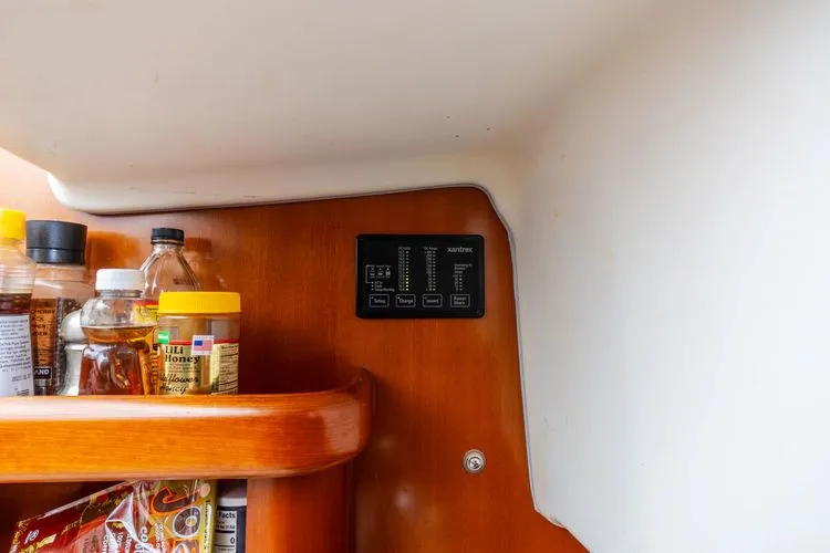 Slide: The Image of 2006 Beneteau 423 - Image 36 - 36