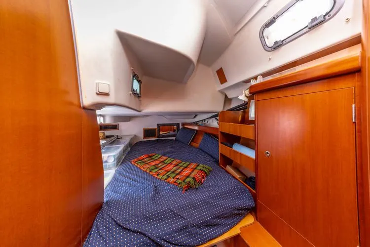 Slide: The Image of 2006 Beneteau 423 - Image 38 - 38