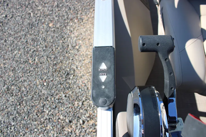 Slide: The Image of Sun Tracker Fishin' Barge 22 DLX 2022 - 11