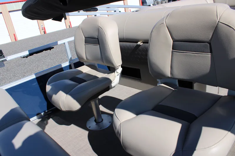 Slide: The Image of Sun Tracker Fishin' Barge 22 DLX 2022 - 4