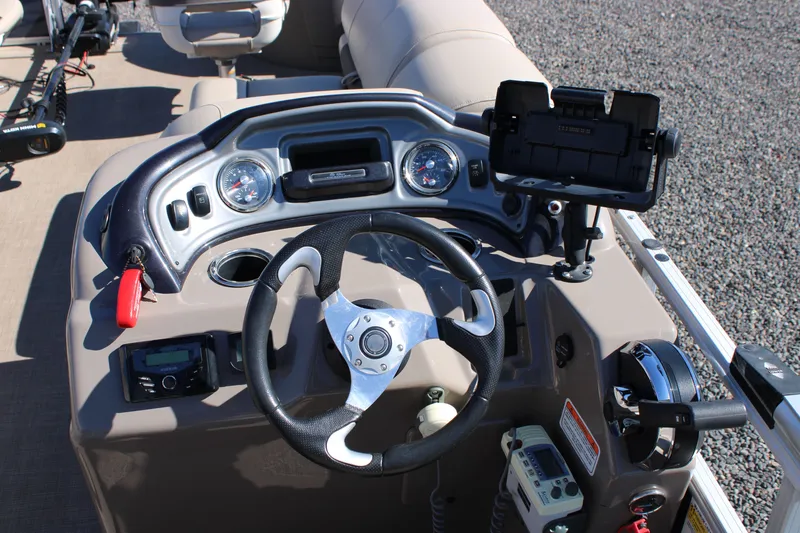 Slide: The Image of Sun Tracker Fishin' Barge 22 DLX 2022 - 5