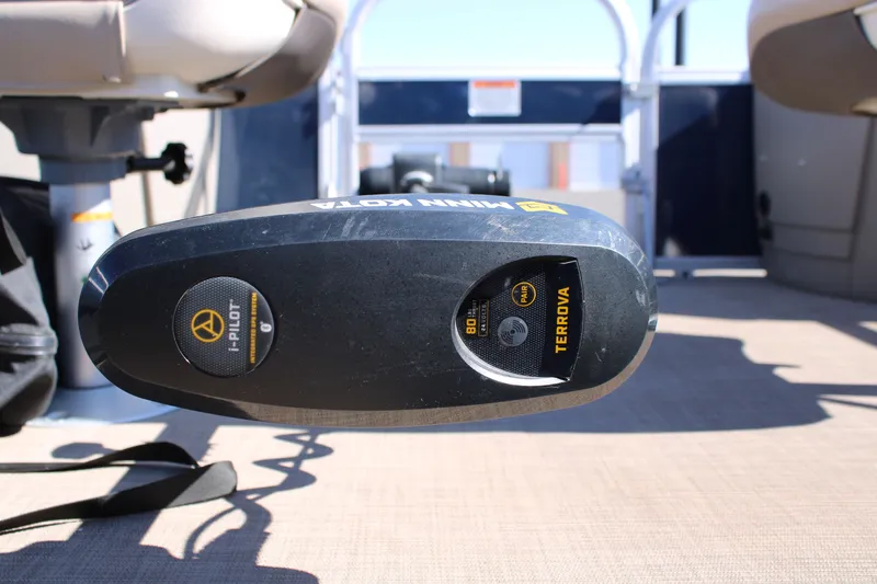 Slide: The Image of Sun Tracker Fishin' Barge 22 DLX 2022 - 6