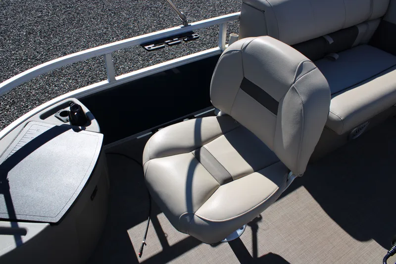 Slide: The Image of Sun Tracker Fishin' Barge 22 DLX 2022 - 8