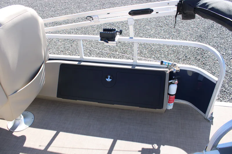 Slide: The Image of Sun Tracker Fishin' Barge 22 DLX 2022 - 9