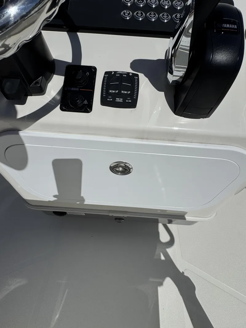 Slide: The Image of Skeeter SX Series SX230 2026 - 17