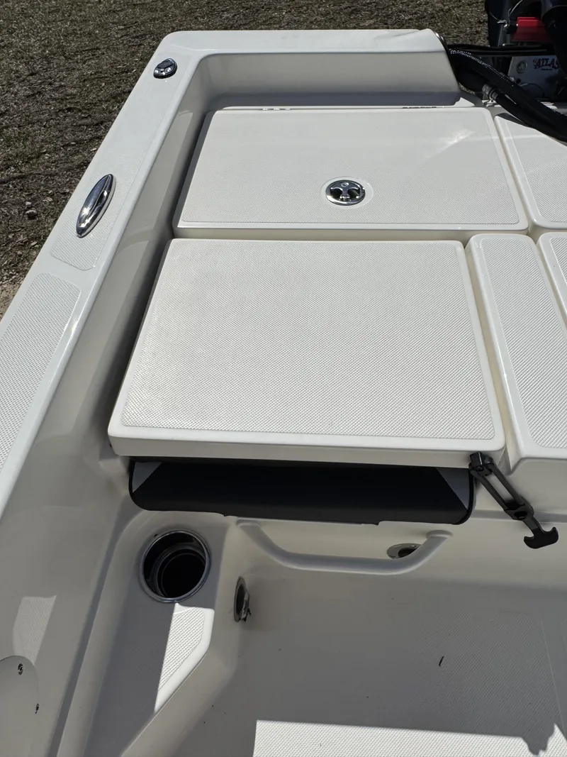 Slide: The Image of Skeeter SX Series SX230 2026 - 21