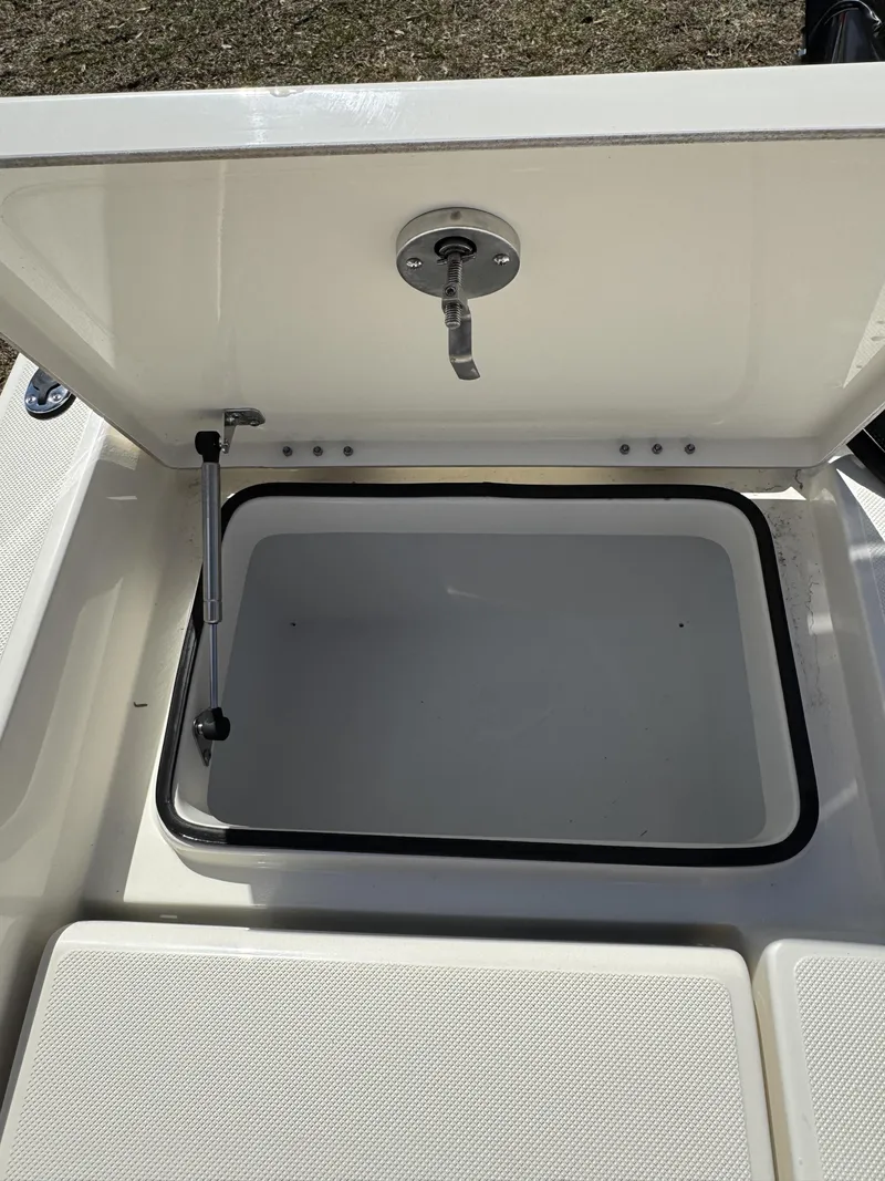 Slide: The Image of Skeeter SX Series SX230 2026 - 23