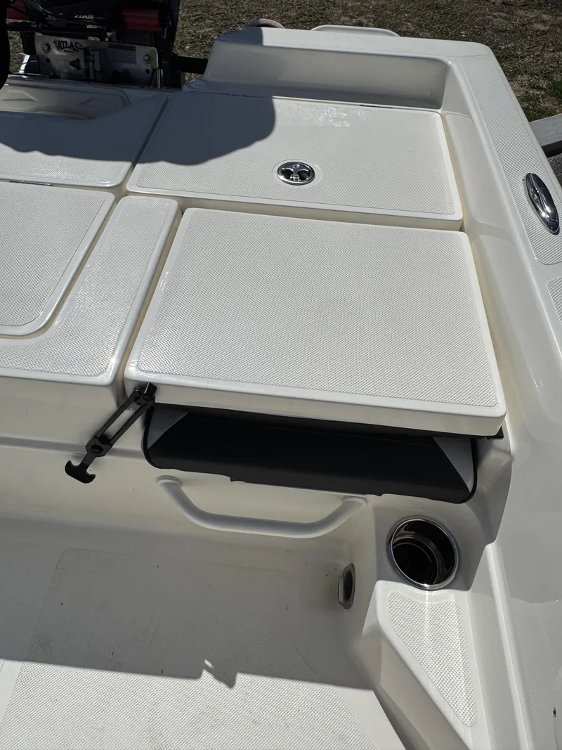 Slide: The Image of Skeeter SX Series SX230 2026 - 48