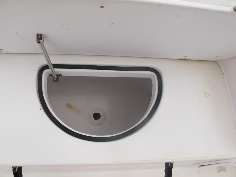 Slide: The Image of Pro-Line 30 Walkaround 2004, open boat hatch. - 20