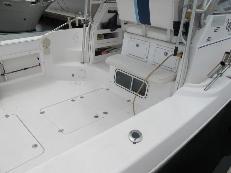 Slide: The Image of Pro-Line 30 Walkaround 2004, spacious deck with storage. - 22