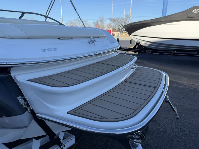 Slide: The Image of Rear view of a 2008 Cobalt 202 boat with swim platform. - 10