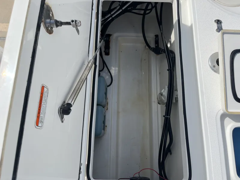 Slide: The Image of Interior view of a 2014 Mako 21 LTS boat. - 24