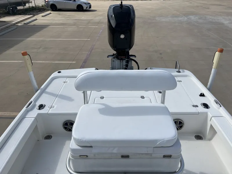 Slide: The Image of 2014 Mako 21 LTS boat with white seat and motor. - 28