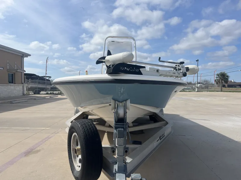 Slide: The Image of 2014 Mako 21 LTS boat on trailer under blue sky. - 5