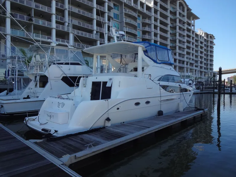 The Image of 2007 Meridian 459 Motoryacht docked near high-rise building. - 0