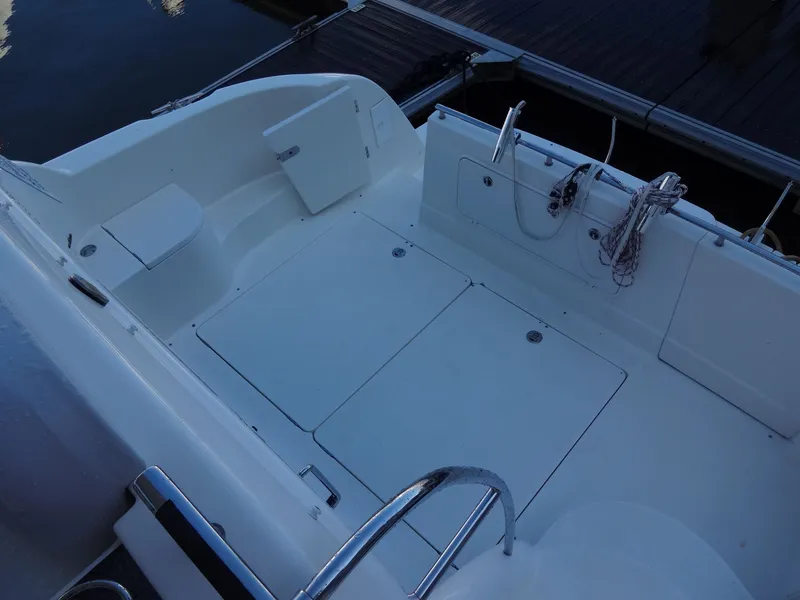 Slide: The Image of Deck area of a 2007 Meridian 459 Motoryacht at dock. - 40