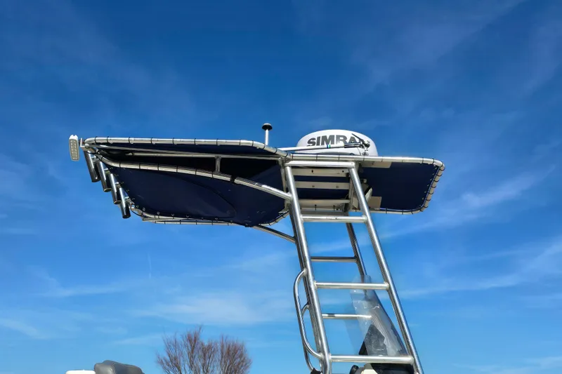 Slide: The Image of Triton 240 LTS 2004 boat tower with Simrad radar against clear blue sky. - 9